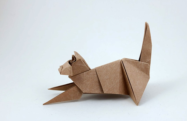 Origami Stretching cat by Yosuke Muroya. Folded from a square of Satogami paper by Gilad Aharoni on giladorigami.com
