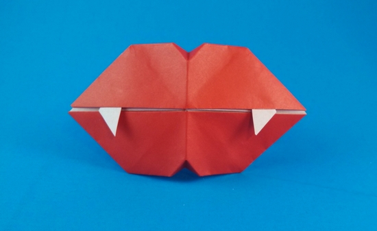 Origami Fangs by Eric Kenneway. Folded from a square of origami paper by Gilad Aharoni on giladorigami.com