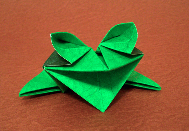 Origami Frog by Kunihiko Kasahara. Wet-folded from a square of double-sided mulberry paper by Gilad Aharoni on giladorigami.com