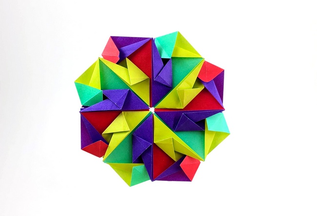 Origami Mater Castissima by Matthew Green. Folded from 8 squares of duo origami paper by Gilad Aharoni on giladorigami.com
