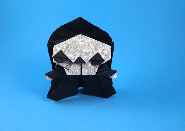 Origami Halloween skull by Mitsuda Shigeru. Folded from a square of Duo Thai origami paper by Gilad Aharoni on giladorigami.com