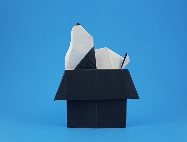 Origami Snoopy on doghouse by Juan Francisco Carrillo (Juanfran). Folded from a rectangle of origami paper by Gilad Aharoni on giladorigami.com