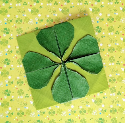 Origami Clover coaster by Michel Grand on giladorigami.com