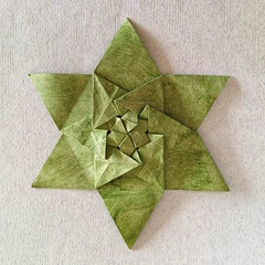 Origami Calcutta star by Madhura Gupta on giladorigami.com