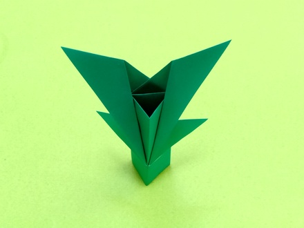 Origami Bud vase by Kawate Ayako on giladorigami.com
