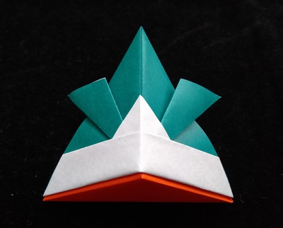 Origami Japanese helmet box by Yamanashi Akiko on giladorigami.com