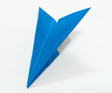 Origami Triangular paper plane by Makoto Yamaguchi on giladorigami.com
